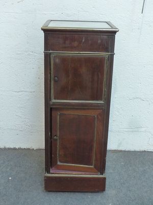 Chevet en acajou et placage d'acajou ouvrant par deux vantau…