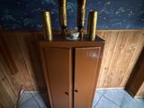 quatre vases posés sur le dessus d'un meuble dans une pièce