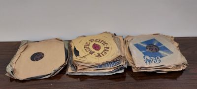 trois disques empilés les uns sur les autres sur une table