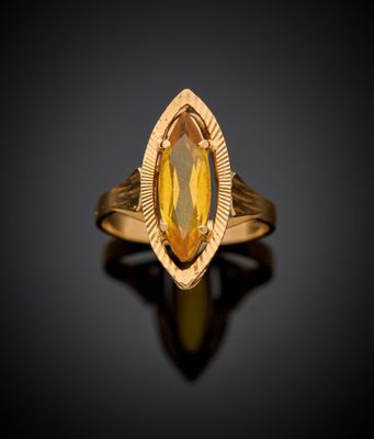 une photo d'une bague en or jaune sertie d'une grosse citrine facettée