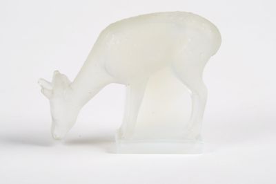 LALIQUE FRANCE : Biche en cristal opalescent moulé.
