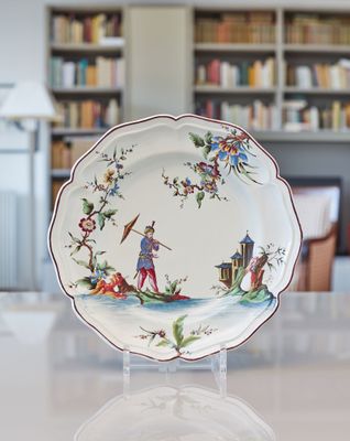 une assiette sur laquelle est représenté un homme, posée sur une table