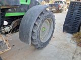 un tracteur garé sur le bord de la route