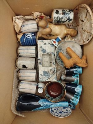 une boîte en carton remplie d'objets divers et d'un ours en peluche
