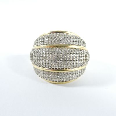 gros plan d'une bague en diamant sur une surface blanche