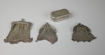 trois bourses en argent et une boîte en argent posées sur une surface blanche