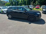 une photo d'un SUV noir garé sur un parking