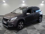 la voiture grise est garée sur un sol en damier dans le garage