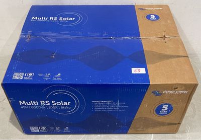 carton contenant divers produits solaires « Multi RS », posé par terre