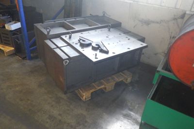 une photo d'une machine dans un entrepôt avec des palettes
