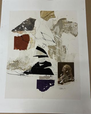 une photo d'une œuvre d'art posée sur une table