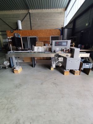 une grande pièce contenant de nombreuses machines