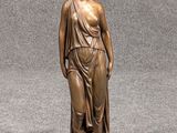 statue en bronze représentant une femme avec un panier sur la tête