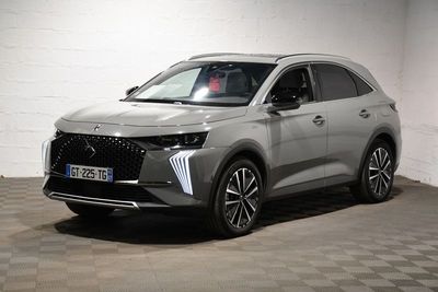 Le nouveau SUV DSX est garé dans un showroom.