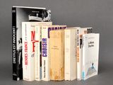 plusieurs livres sont empilés sur une table