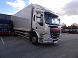 un camion blanc garé dans un parking