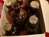une caisse remplie de bouteilles de bière posée sur une table