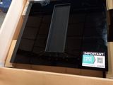 une boîte contenant un micro-ondes