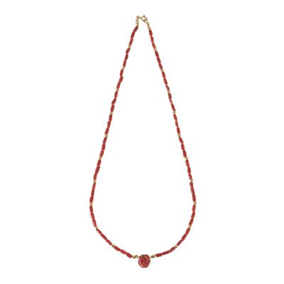 un collier de perles rouges avec un fermoir plaqué or