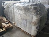 une palette remplie de cartons de matelas dans un entrepôt
