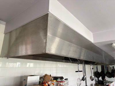 une grande hotte de cuisine en acier inoxydable