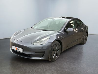 La Tesla Model 3 est garée dans le showroom du showroom