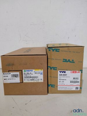 deux boîtes sont empilées sur une table