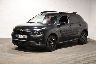 la photo d'une voiture noire garée dans un garage
