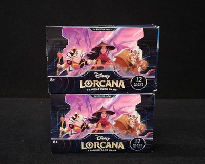deux boîtes de figurines Lorcana posées sur une surface noire