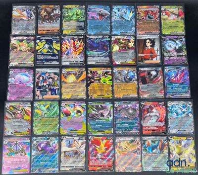 La collection de cartes Pokémon est exposée sur un fond noir.