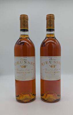deux bouteilles de vin posées l'une à côté de l'autre sur une table