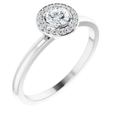 une bague de fiançailles en or blanc sertie d'un diamant rond en son centre