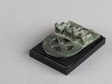 gros plan d'un objet métallique sur une surface blanche