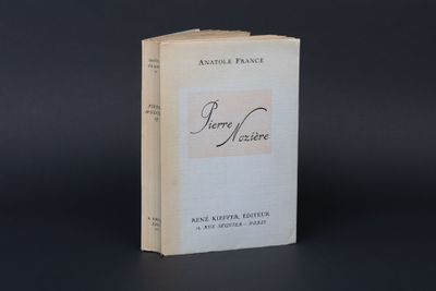 un vieux livre posé sur une table à côté d'un fond noir