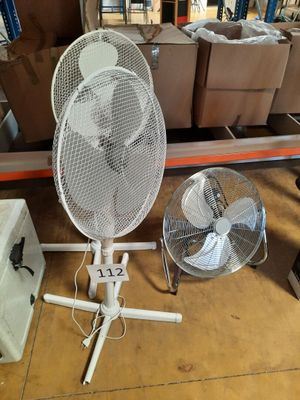 un ventilateur blanc posé à côté d'un ventilateur de table blanc