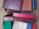 beaucoup de livres dans une boîte posée sur le sol