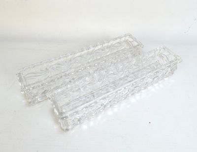 deux morceaux de verre transparent posés sur une surface blanche
