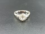 gros plan d'une bague en diamant sur une surface noire