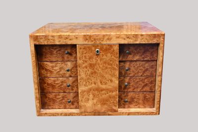 Cave à cigares en placage de loupe d'orme ouvrant par huit t…