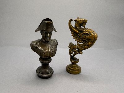 paire de figurines anciennes en bronze représentant un homme et un dragon