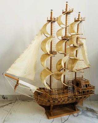 Importante maquette de bateau trois mâts en bois, cordes, mé…