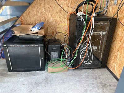 de nombreux fils emmêlés dans un coin de la pièce