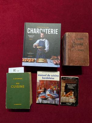 plusieurs livres posés sur une table recouverte d'un tissu rouge et d'une nappe rouge