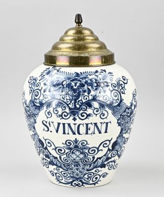 une image représentant un vase bleu et blanc avec un couvercle doré