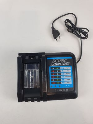 un chargeur posé sur une table