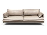 une photo d'un canapé en cuir beige avec des coussins, sur fond blanc