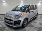 la petite voiture argentée est garée sur un carrelage à carreaux