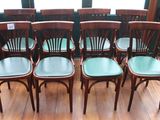 six chaises alignées