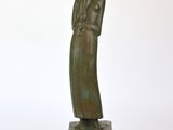 statue d'une femme tenant un enfant dans ses bras