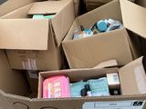 de nombreux cartons posés par terre dans la rue